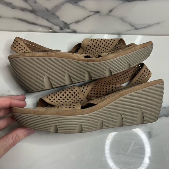 Clarks Artisan | Women's Neutral Nubuck Hook & Loop Wedge Clarene Sandals Sz 8 - Picture 6 of 7